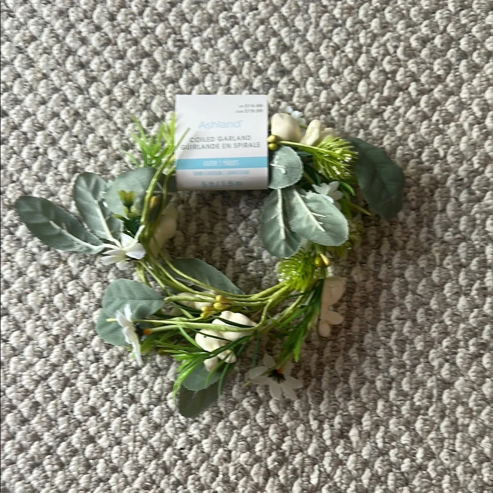 Ashland Green and White Floral Garland